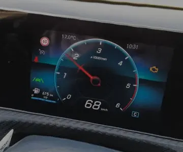 Cuadro de mandos de un coche durante una práctica